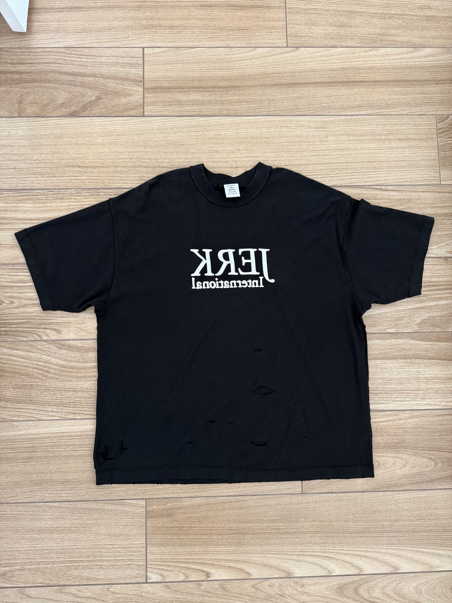 VETEMENTS Destroyed Jerk International Tee