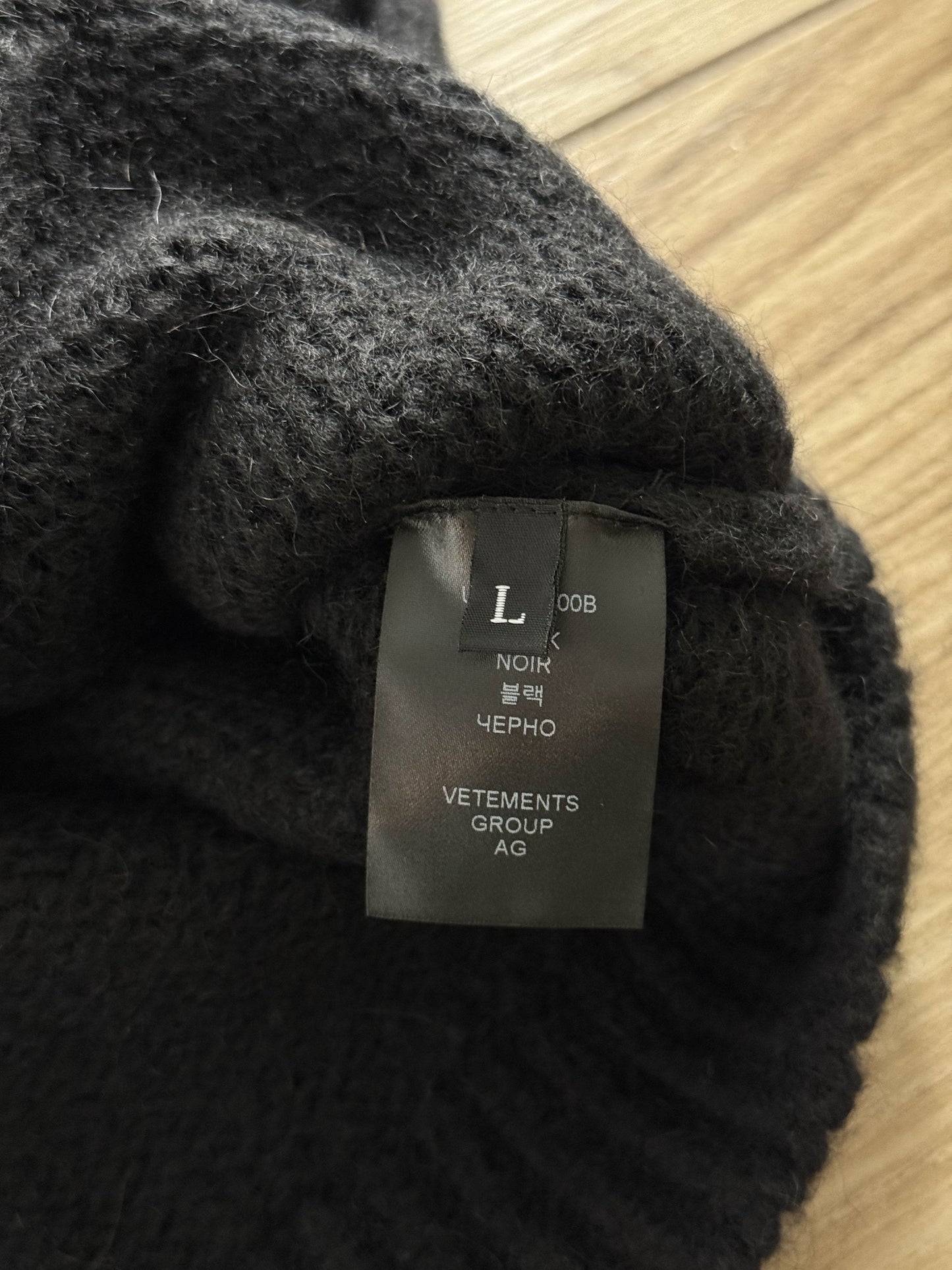 VETEMENTS Fancy Button Knitted Cardigan