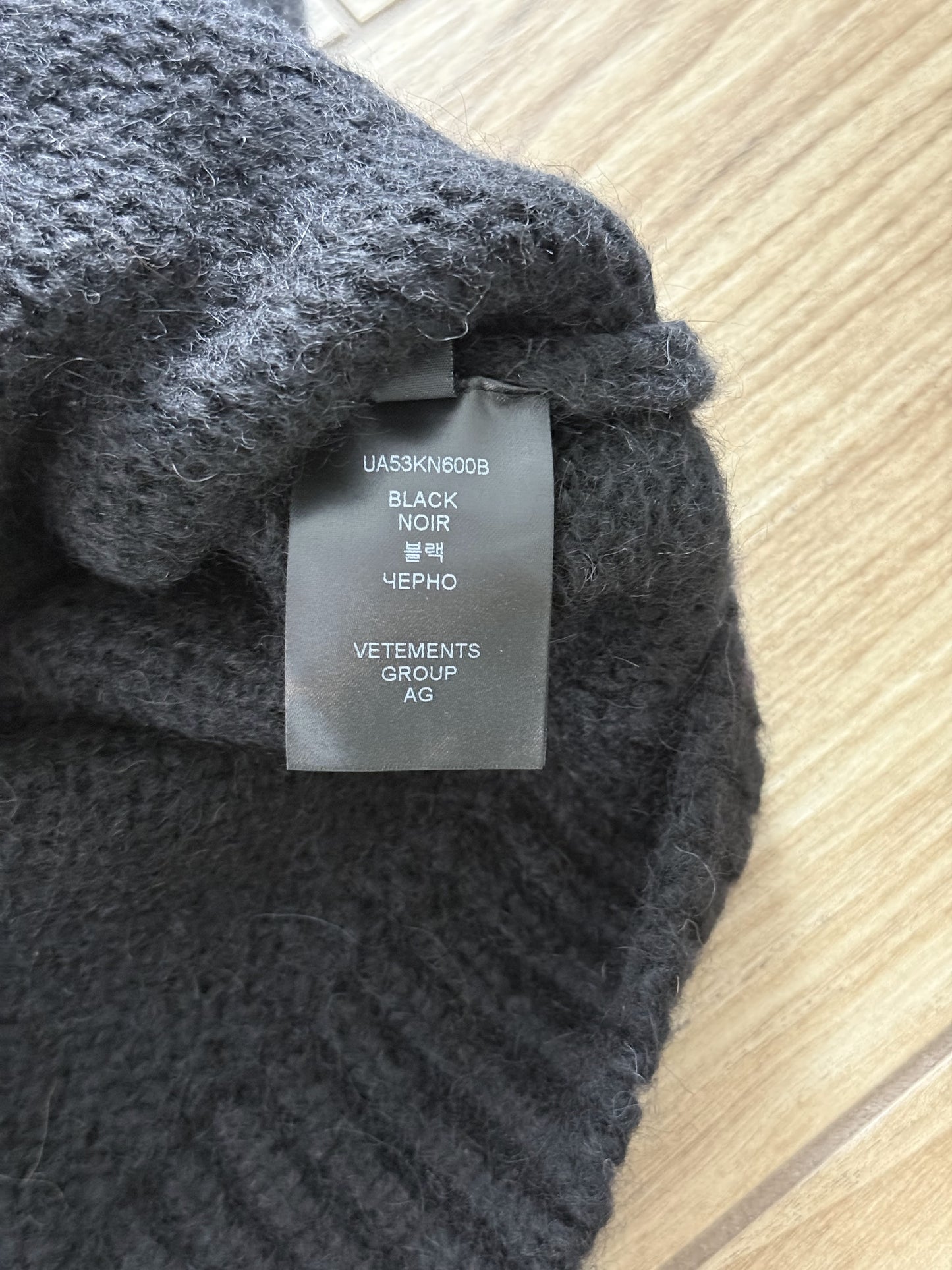 VETEMENTS Fancy Button Knitted Cardigan